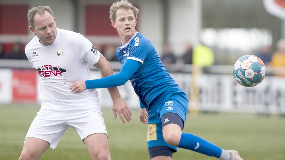 Frank Löning (links) kann es noch: Im Freundschaftsspiel gegen Kickers Emden half er bei Wiesmoor in der Innenverteidigung aus. Foto: Doden