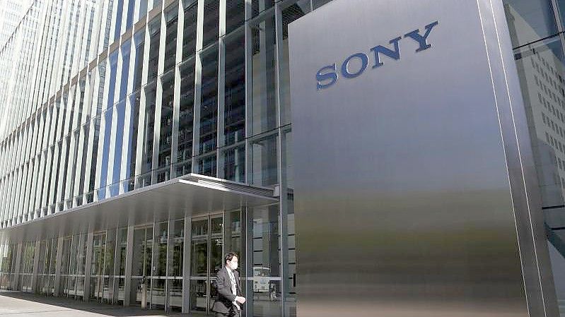 Sony hat trotz der Probleme mit seiner Playstation 5 die Gewinnprognose für das laufende Geschäftsjahr erneut angehoben. Foto: Koji Sasahara/AP/dpa