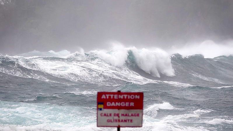 Über dem französischen Überseegebiet La Réunion wütet ein starker Sturm. Foto: Richard Bouhet/AFP/dpa