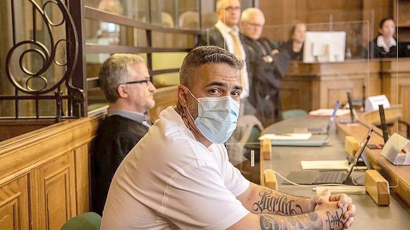 Anis Mohamed Youssef Ferchichi, bekannt als Rapper Bushido, zu Beginn eines Prozesses gegen den Chef einer bekannten arabischstämmigen Großfamilie im Berliner Landgericht. Foto: Paul Zinken/dpa-Zentralbild/Pool/dpa