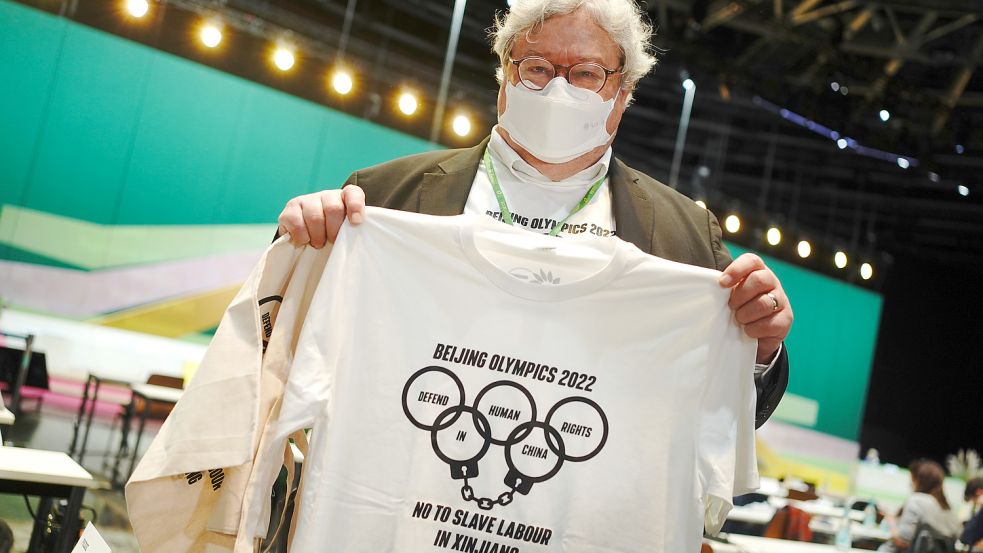 Menschenrechte in China verteidigen: Reinhard Bütikofer mit einem T-Shirt zu den Olympischen Winterspielen. Foto: dpa