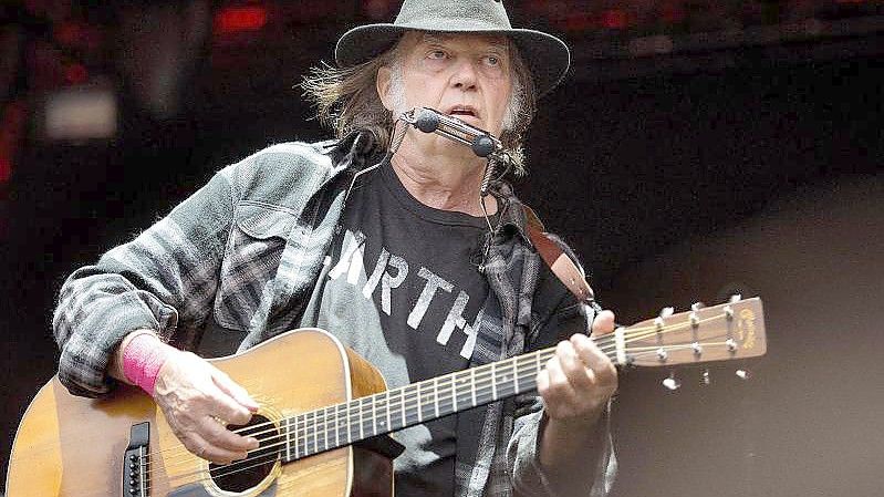 Der kanadische Sänger Neil Young war nur der Erste, der Spotify verlasen hat, jetzt fogten ihm andere Musiker. Foto: Nils Meilvang/epa/dpa