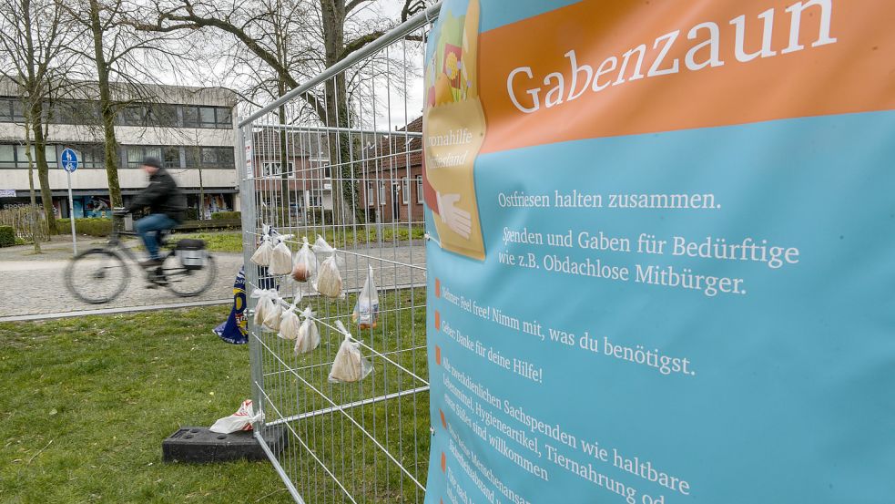 Im ersten Corona-Lockdown konnten sich Bedürftige am Gabenzaun mit Lebensmitteln versorgen. Foto: Archiv/Ortgies