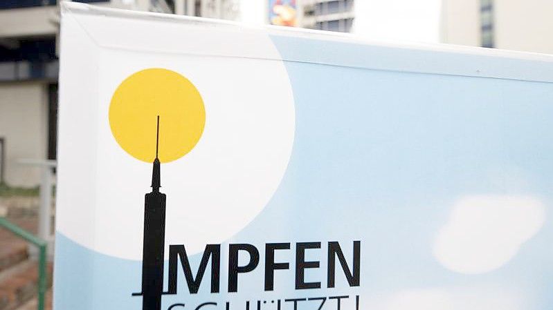 „Impfen schützt“: Ein Hinweisschild für ein Impfzentrum in Stuttgart. Foto: Bernd Weißbrod/dpa