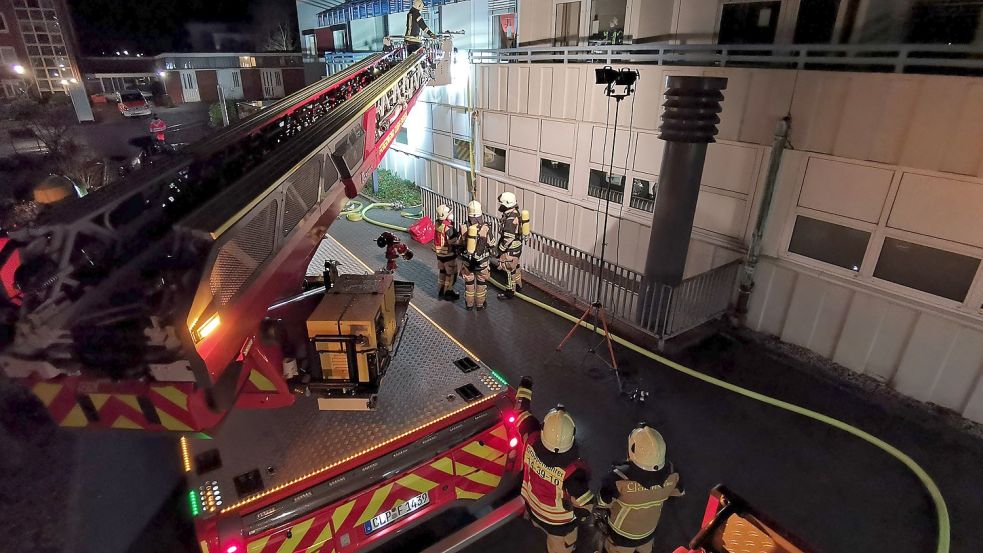 In der Nacht zu Freitag, 28. Januar, war in einem Zimmer im Cloppenburger St.-Josefs-Hospital Feuer ausgebrochen. Die Feuerwehr löschte den Brand. Doch das Leben eines Patienten war nicht mehr zu retten. Der 66-Jährige starb an Rauchgasvergiftung. Foto: Feuerwehr