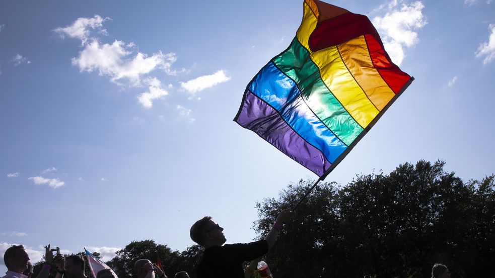 Die Regenbogenfahne steht unter anderem für Toleranz und ist ein Symbol für die LGBTQIA*-Gemeinschaft. Foto: Olafur Steinar Gestsson/dpa