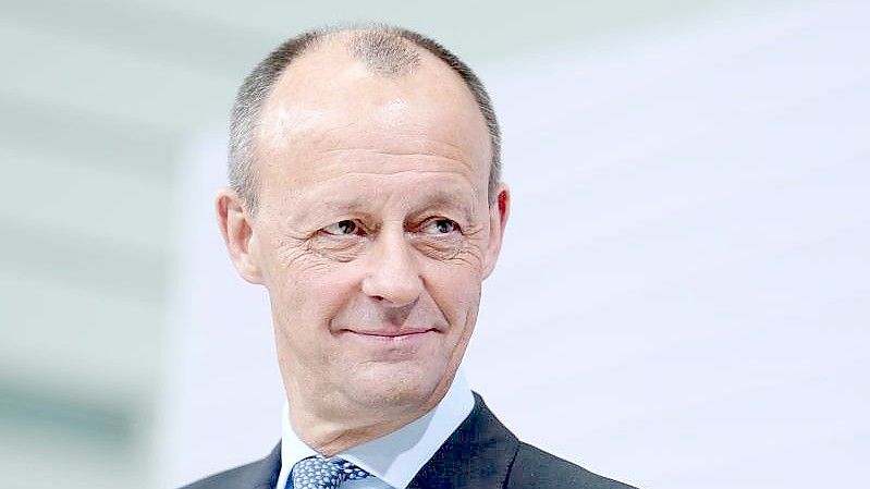 CSU-Chef Markus Söder (l) und CDU-Chef Friedrich Merz treffen sich im Bundestag. Foto: Bernd von Jutrczenka/dpa