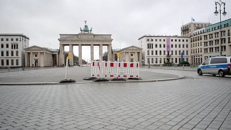 Berlin im Januar 2021: Ein fast menschenleerer Platz vor dem Brandenburger Tor. Foto: David Hutzler/dpa