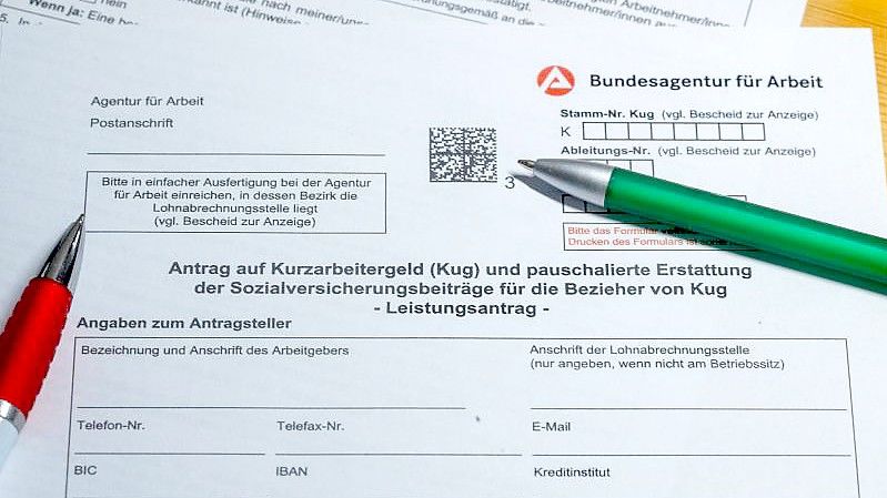 Ein Antragsformular der Bundesagentur für Arbeit für Kurzarbeitergeld. Foto: Jens Büttner/dpa