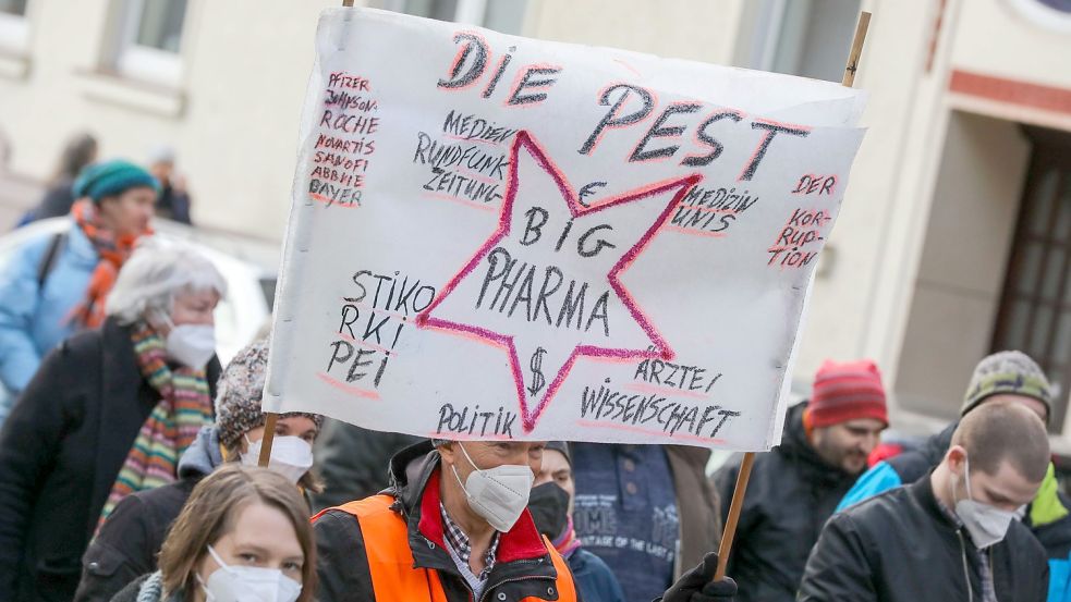 Verschwörungsideologische Symbole und Chiffren finden sich auf den Demonstrationen der „Maßnahmekritiker“ regelmäßig. So auch hier im Januar in Emden. Foto: Hock