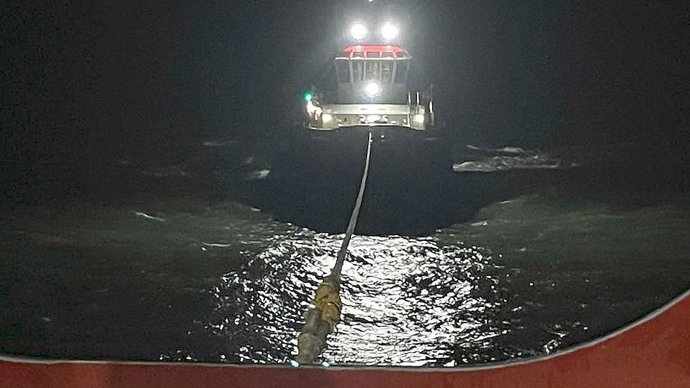 Mehrere Schlepper waren an der Aktion in der NAcht beteiligt. Foto: Havariekommando