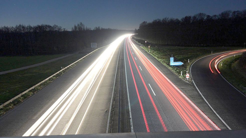Auf nächtliche Sperrungen der Autobahn 31 bei Leer müssen Verkehrsteilnehmer sich Ende Februar einstimmen. Foto: Beermedia.de/Fotolia.com