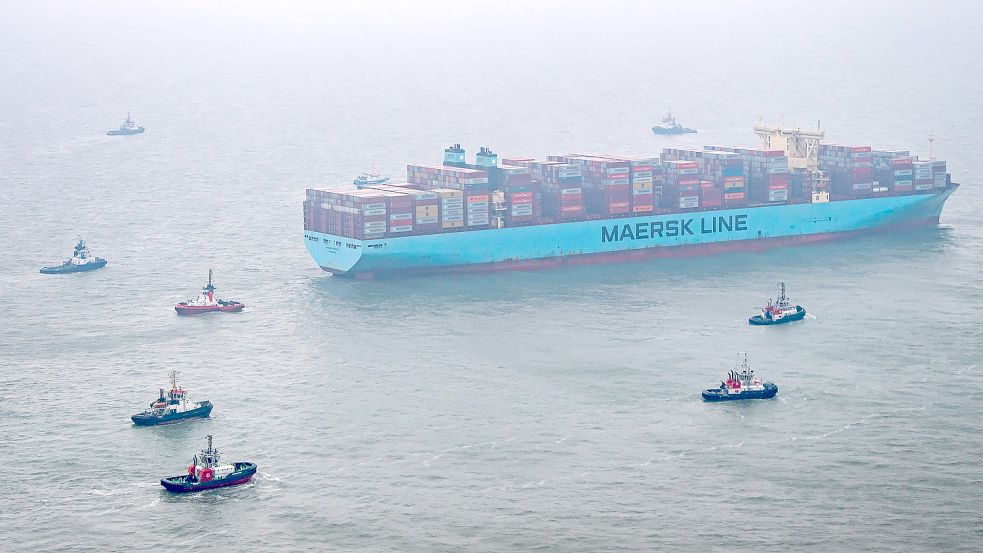 Die „Mumbai Maersk“ ist rund 399 Meter lang und 59 Meter breit. Foto: Schuldt/DPA