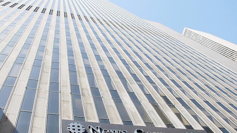 ARCHIV - Medienunternehmens News Corp.in der 1211 Avenue of the Americas in New York, USA, aufgenommen am 26. März 2012. Foto: picture alliance / dpa
