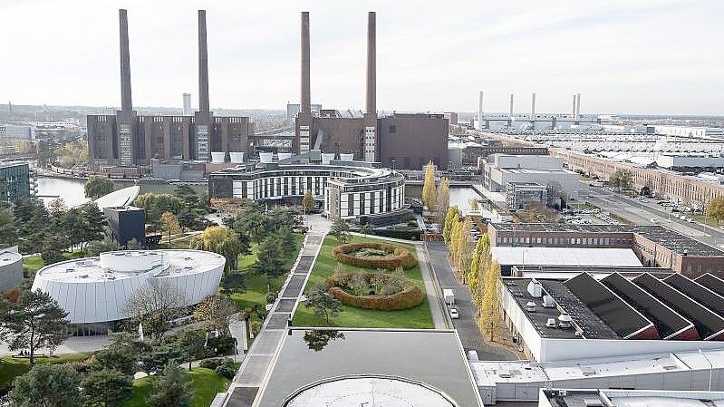 Blick auf das Gelände des Stammwerks von Volkswagen in Wolfsburg. Foto: Swen Pförtner/dpa