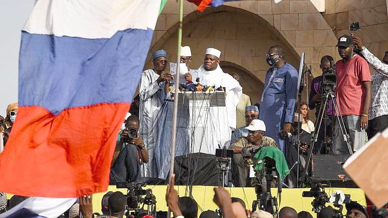 Unter anderem gegen Malis Premierminister Choguel Maïga (M) werden von der EU Sanktionen verhängt. Foto: Nicolas Remene/Le Pictorium Agency via ZUMA/dpa