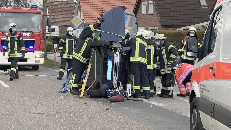 Nach dem Unfall ist das Fahrzeug auf die Seite gekippt. Mit Hilfe der Feuerwehr konnte die Fahrerin aus dem Unfallwagen befreit werden. Foto: Ammermann