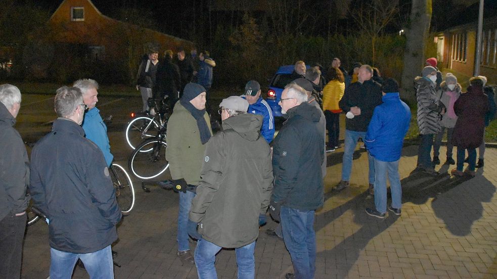 Rund 60 Personen protestierten am Donnerstagabend auf dem Parkplatz der Grundschule Völlenerfehn gegen die Pläne für den Turnhallenneubau. Foto: Ammermann