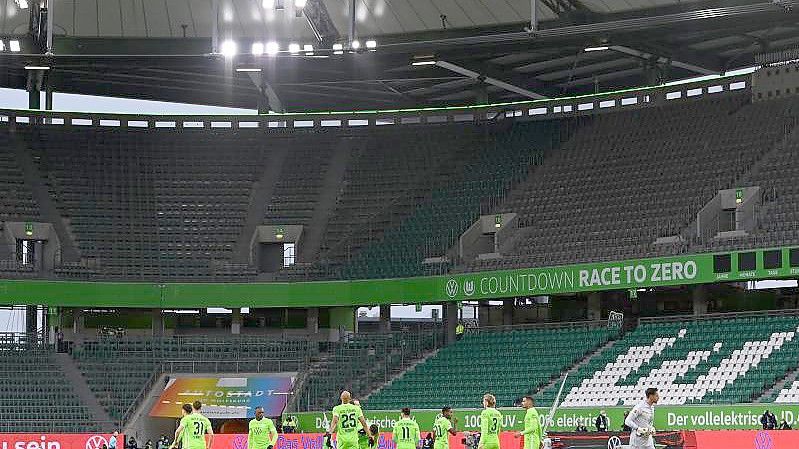 Der VfL Wolfsburg kann weiterhin nur bis zu 500 Zuschauer in die Volkswagen Arena lassen. Foto: Swen Pförtner/dpa