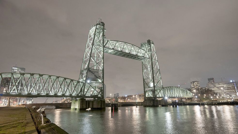 Diese historische Brücke namens „De Hef“ muss für Bezos’ Yacht vorübergehend weichen. Foto: dpa/Peter Dejong