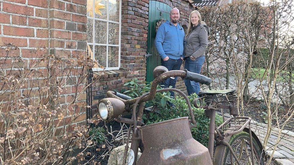 Frauke und Frank de Boer lieben den Charme, der durch alte Gegenstände seine Wirkung entfaltet. Haus und Garten der beiden Moormerländer sind liebevoll gestaltet. Dabei kommen verschiedene Stile wie Retro, Vintage oder auch Shabby Chic zum Einsatz. Fotos: Tomé