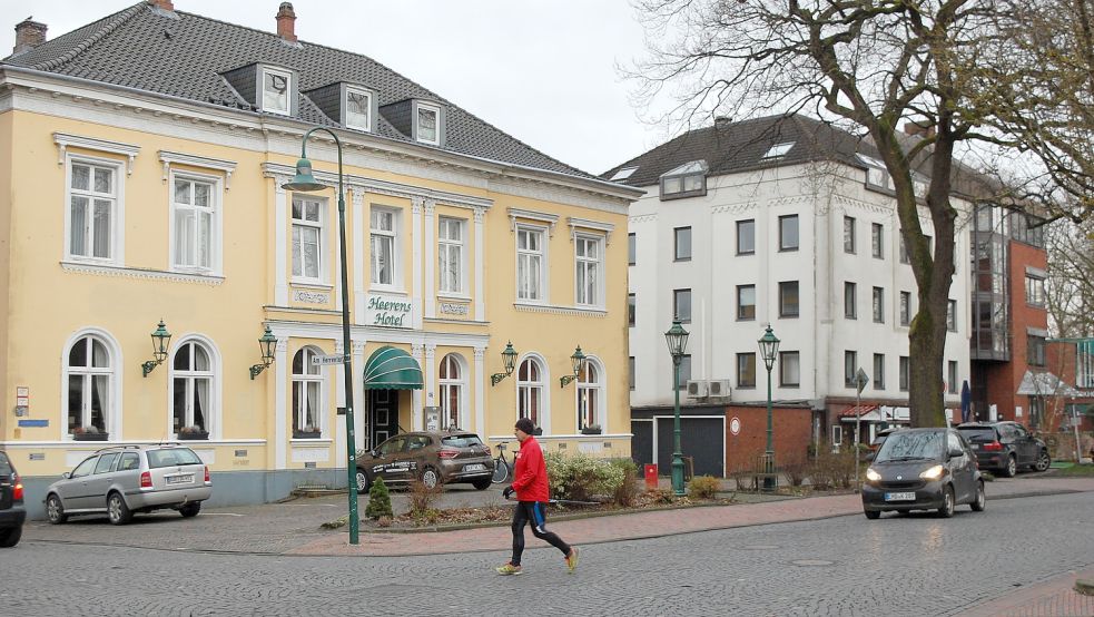 Das traditionsreiche Heerens Hotel an der Friedrich-Ebert-Straße in Emden wird jetzt von der Upstalsboom-Gruppe geführt. Im Nachbarhaus befindet sich die Firmenzentrale. Foto: Müller