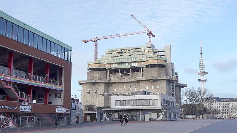 Blick auf den Hochbunker an der Feldstraße in Hamburg. Foto: Marcus Brandt/dpa