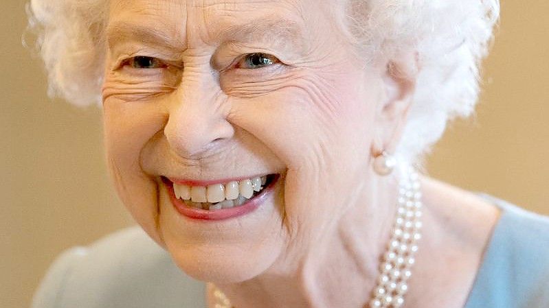 Königin Elizabeth II. lächelt beim Empfang im Sandringham House. Foto: Joe Giddens/PA Wire/dpa