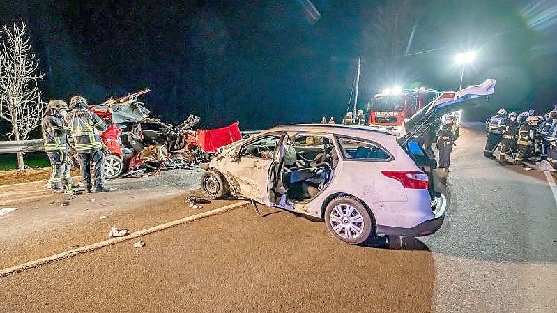 Bei einem Autounfall auf einer Landstraße in der Nähe von Meinerzhagen im Märkischen Kreis ist ein junges Paar tödlich verunglückt. Foto: Markus Klümper/dpa