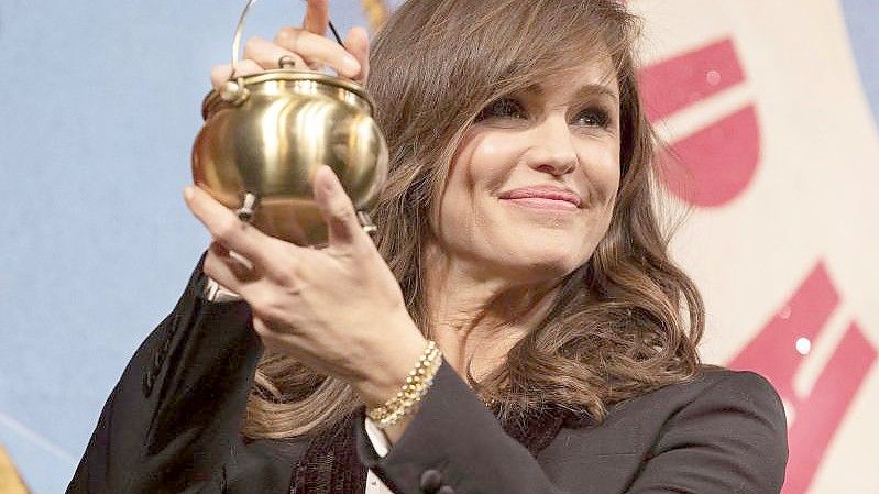 Die Schauspielerin Jennifer Garner zeigt ihren „Hasty Pudding“-Preis. Foto: Michael Dwyer/AP/dpa