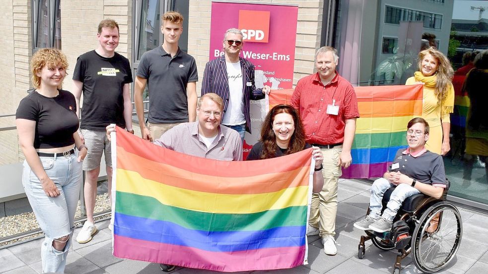 Im vergangenen Sommer hat sich die AG SPDQueer Weser-Ems gegründet. Olaf Janßen (vorne in der Mitte links) und Janina Furchert (rechts daneben) sprachen jetzt mit dieser Zeitung über ihre Ziele. Foto: Privat