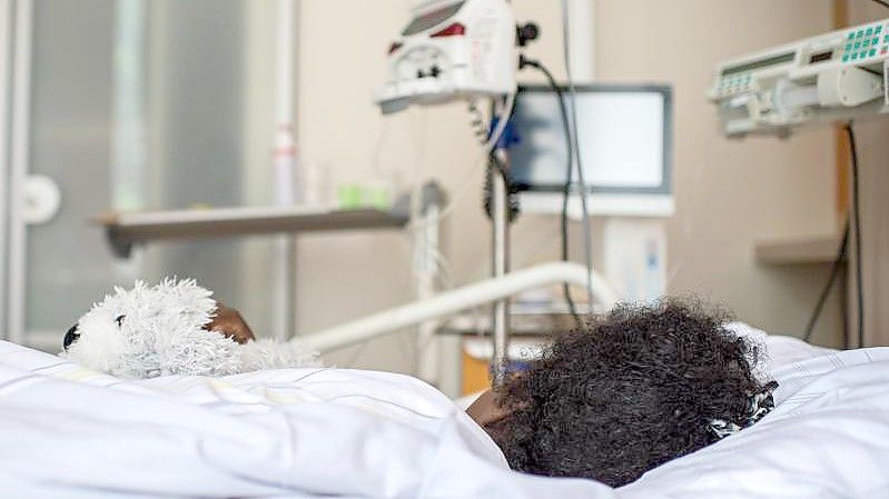 Eine Frau wird in einem Berliner Krankenhaus aufgrund schwerer Folgen einer Genitalverstümmelung behandelt. Foto: picture alliance / dpa