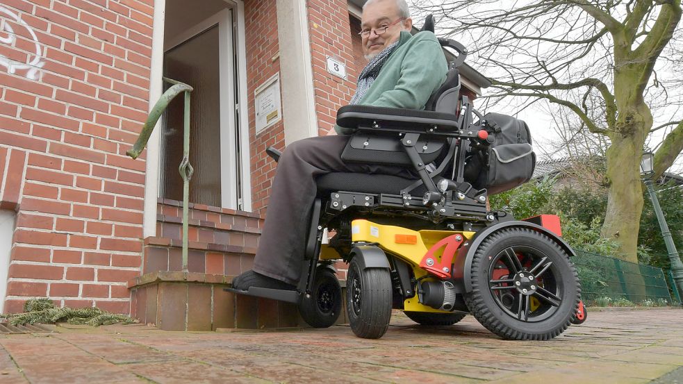 Der Emder Christian Züchner ist seit einer Jugend auf einen Rollstuhl angewiesen und erlebt im Alltag immer wieder, wie viele Gebäude nicht barrierefrei sind. Foto: Ortgies