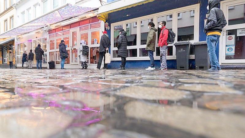 Eine Schlange vor einem Bordell in der berühmten Herbertstraße nahe der Reeperbahn. Foto: Jonas Walzberg/dpa