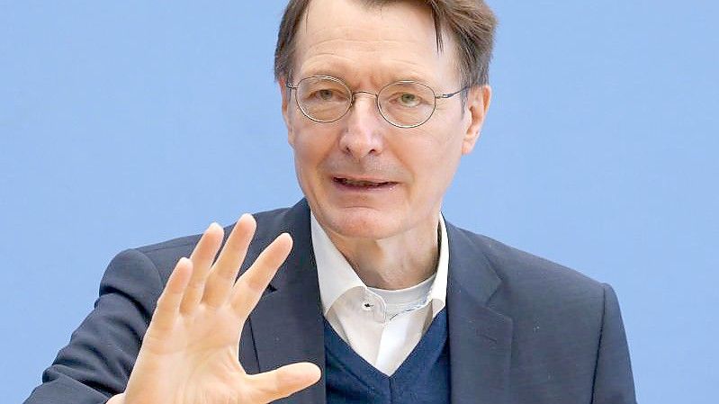 In einer Pressekonferenz des Robert Koch-Instituts beantwortet Bundesgesundheitsminister Karl Lauterbach Fragen zur Corona-Pandemie. (Archivbild). Foto: Wolfgang Kumm/dpa