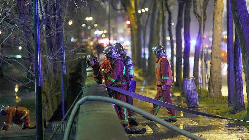 Feuerwehrleute sind an dem brennenden Stadtpalais in Paris im Einsatz. Foto: Geoffroy Van Der Hasselt/AFP/dpa