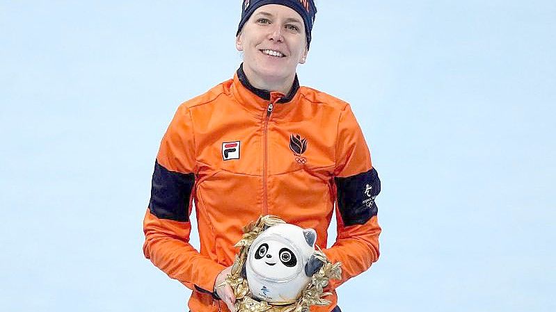 Die Niederländerin Ireen Wüst lief über 1500 Meter in 1:53,28 Minuten zu ihrer sechsten olympischen Goldmedaille. Foto: Ashley Landis/AP/dpa