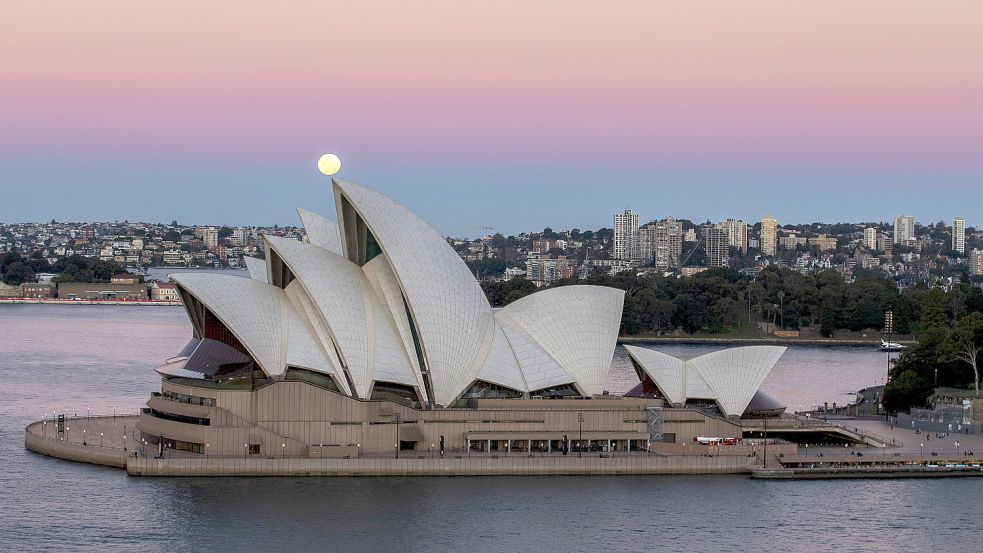 Urlauber dürfen sich jetzt wieder das Opernhaus in Sidney anschauen. Foto: dpa/XinHua |/Bai Xuefei
