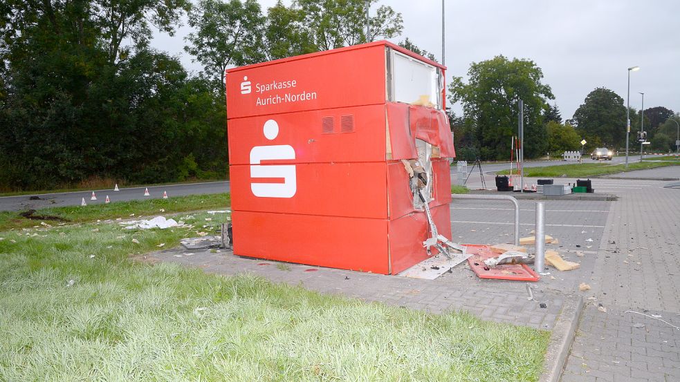 Das Foto zeigt den Geldausgabeautomaten in Riepe,der am 2. September gesprengt wurde. Das SB-Terminal wurde völlig zerstört – das BKA ermittelt. Foto: Polizei/Archiv