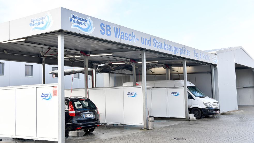 Auch in den Abendstunden ist auf der Anlage des Uplengener Waschparks Betrieb. Foto: Stromann