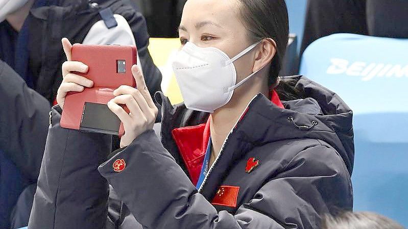 Peng Shuai schaute beim Eiskunstlaufen zu. Foto: Kyodo/dpa