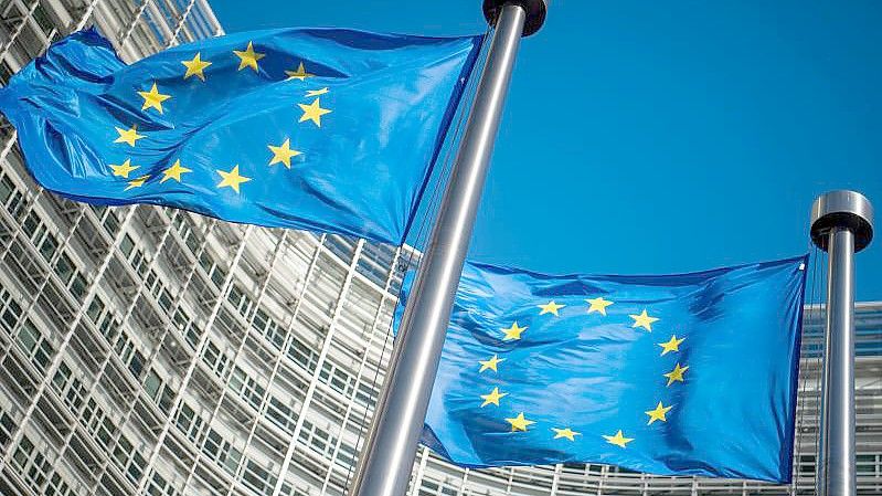Flaggen der Europäischen Union vor dem Berlaymont-Gebäude, dem Sitz der Europäischen Kommission in Brüssel. Foto: Arne Immanuel Bänsch/dpa