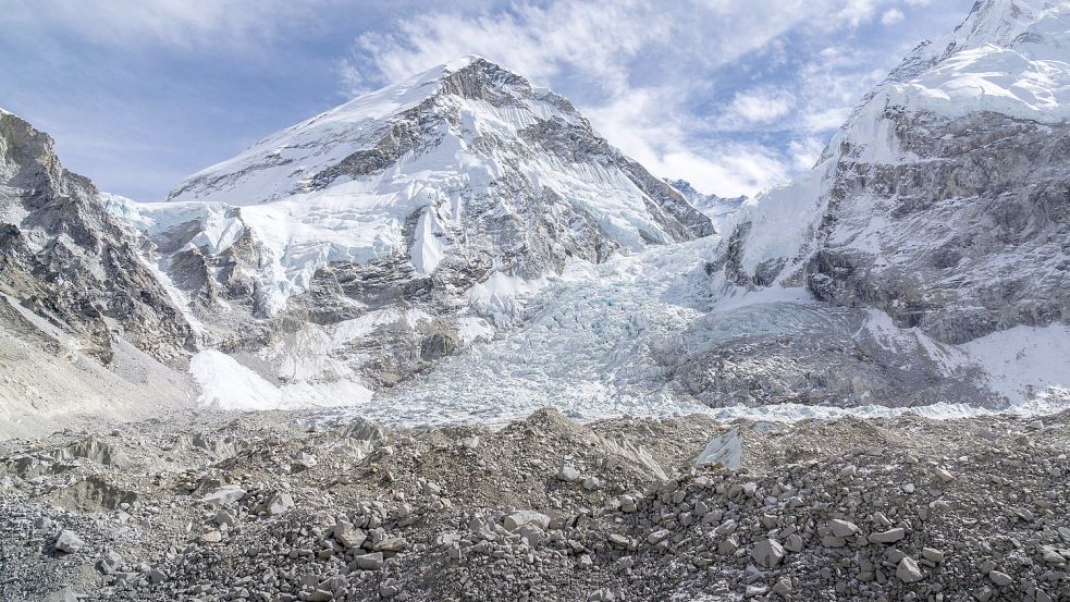 Am Khumbu-Eisbruch könnte es durch die Gletscherschmelze zu einer noch dynamischeren Bewegung von Eisblöcken kommen als bisher. Foto: imago images/ imagebroker