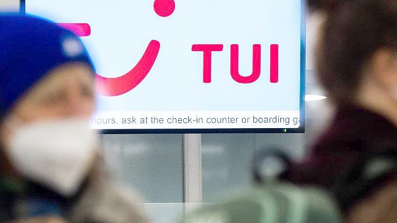 Passagiere stehen am Flughafen am Check-Inn für einen Tuifly Flug. Foto: Julian Stratenschulte/dpa