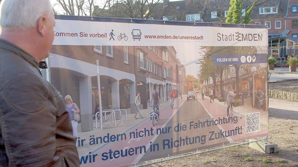 Es soll Richtung Zukunft gehen: Auf Transparenten am Stadtgarten wirbt die Stadt für die Ziele ihres Verkehrsexperimentes. Fotos: H. Müller
