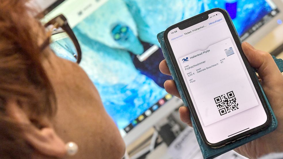 Schnell und praktikabel: Das Online-Ticket ermöglicht das Einchecken im Leeraner Freizeitbad Plytje über einen QR-Code. Foto: Ortgies