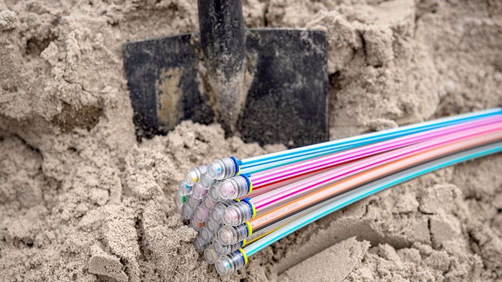 Das Glasfasernetz in Jemgum wird ausgebaut. Die Arbeiten haben bereits begonnen. Foto: Schuldt/dpa