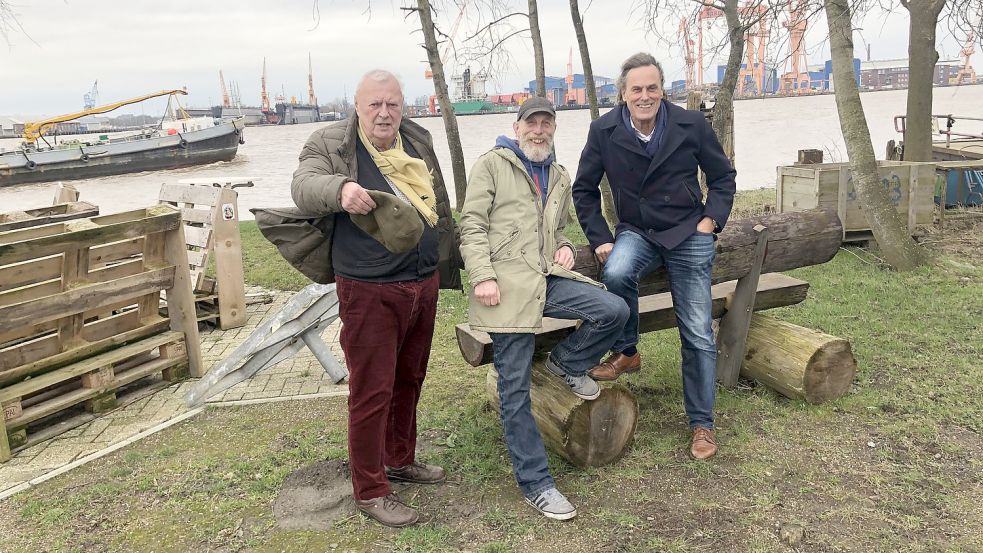 Hier soll künftig die Musik spielen: (von links) Alfred Marahrens (Arbeitskreis Historischer Schiffbau), der Kulturschaffende „Urmel“ Meyering und Martin Saehrig (Arbeitskreis Historischer Schiffbau). Foto: Müller