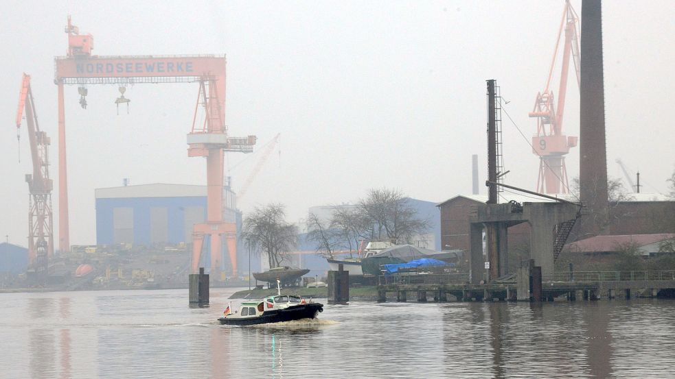 Auf der Teufelsinsel stehen noch die Betriebsgebäude einer ehemaligen Ölverbrennungsanlage. Die werden jetzt als Bootswerft des Arbeitskreises Historischer Schiffbau genutzt. Foto: F. Doden
