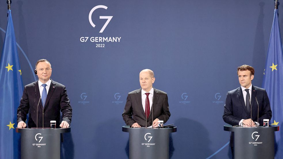 Der polnische Staatspräsident Andrzej Duda (von links), Bundeskanzler Olaf Scholz (SPD) und der französische Präsident Emmanuel Macron sprechen bei einem Treffen des sogenannten Weimarer Dreiecks über die Russland-Ukraine-Krise. Foto: dpa/Reuters/Pool/Hannibal Hanschke